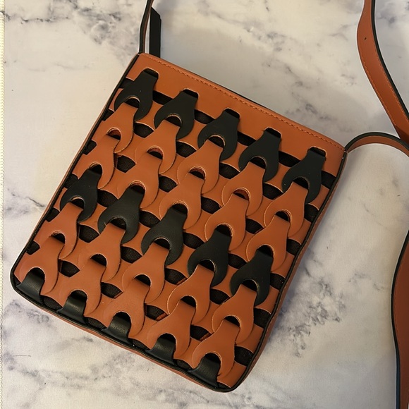 Universal Thread Target Brown and Black Texture Crossbody Handbag - Picture 4 of 8